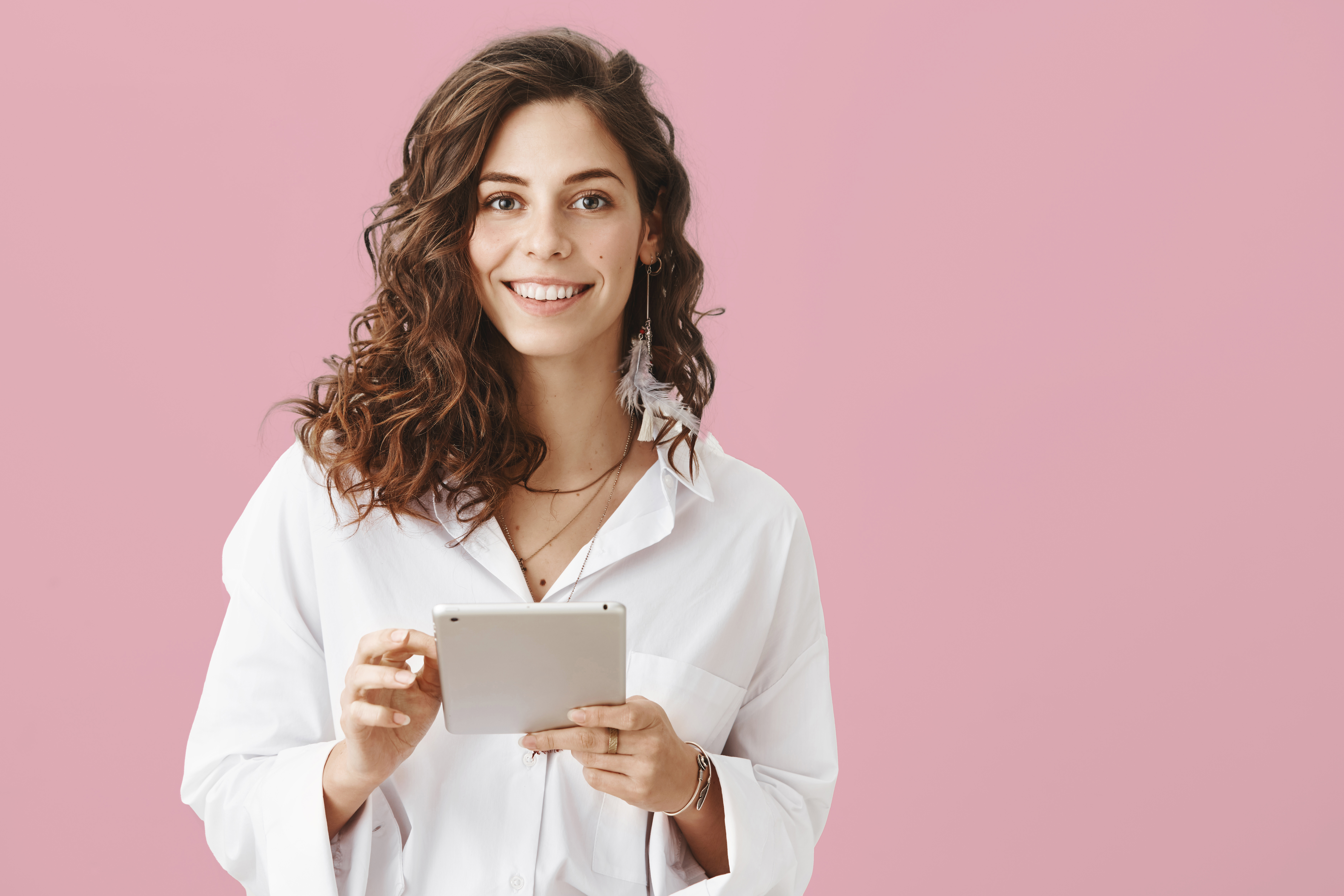 Mulher sorrindo com tablet